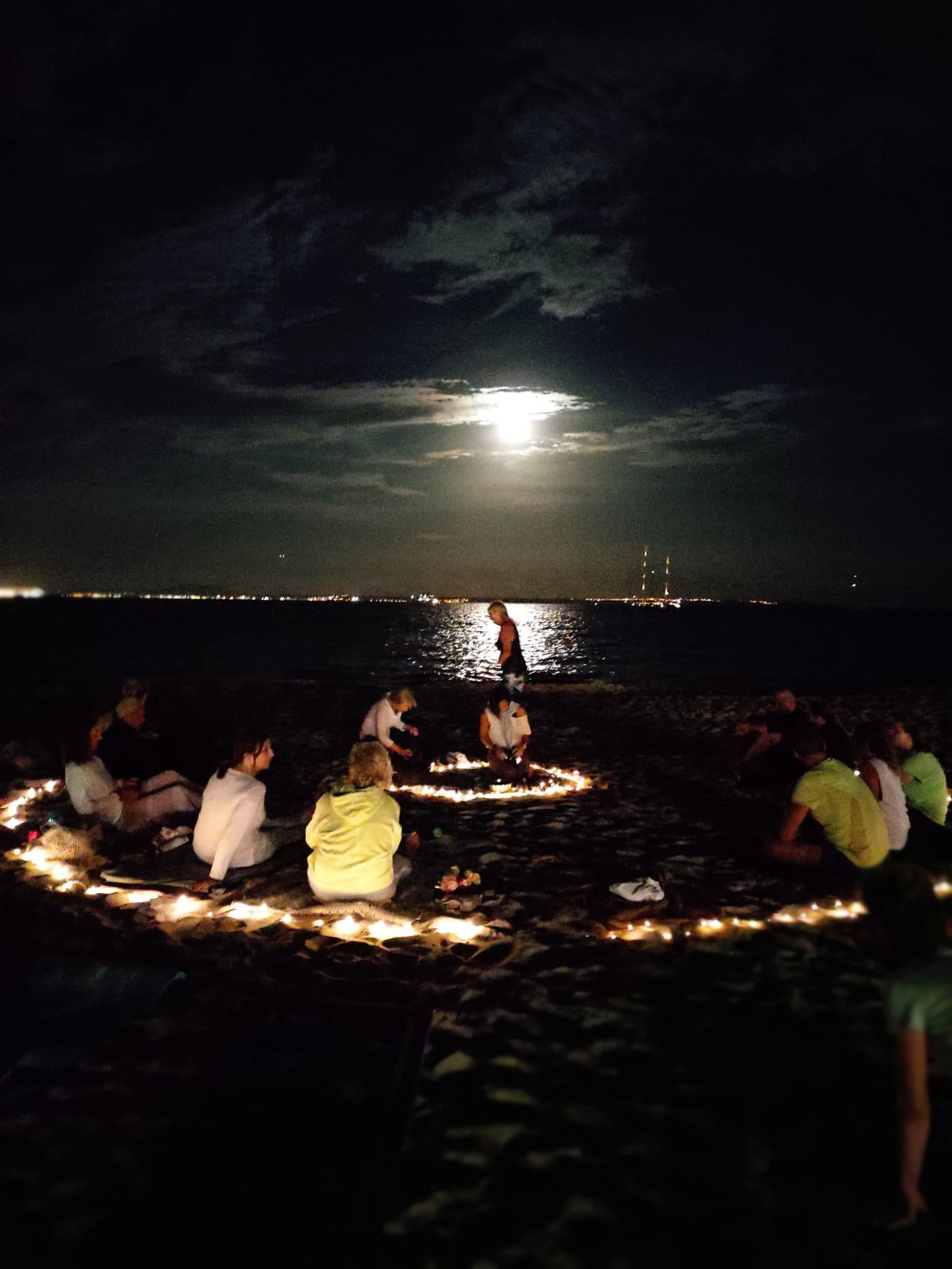 Cerimonia di yoga della luna piena