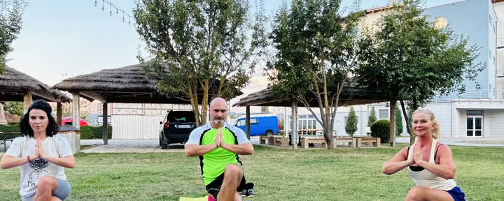 Trova la tua forza: yoga e autodifesa sul Lago di Ocrida