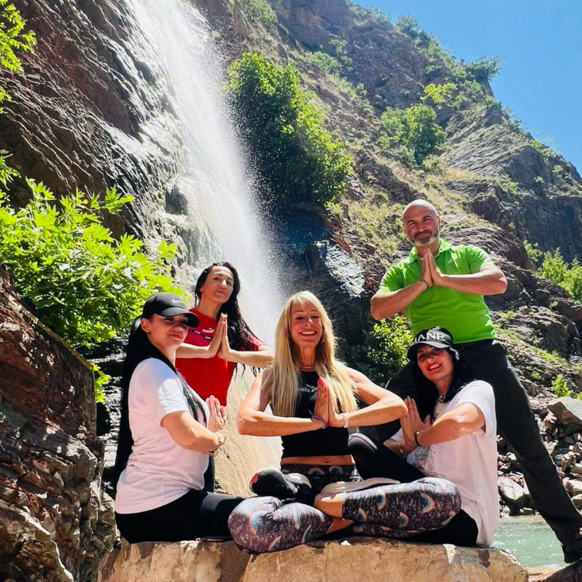 Energia della Cascata: Ricaricati e Riconnettiti in Lussureggianti Paesaggi Montani