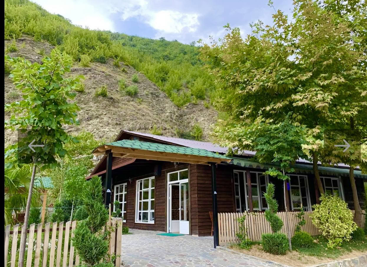 Energia della Cascata: Ricaricati e Riconnettiti in Lussureggianti Paesaggi Montani