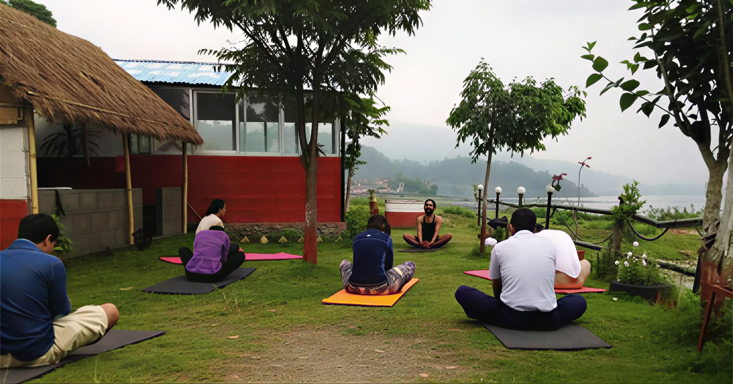 Ritiro di yoga all’alba a Pokhara