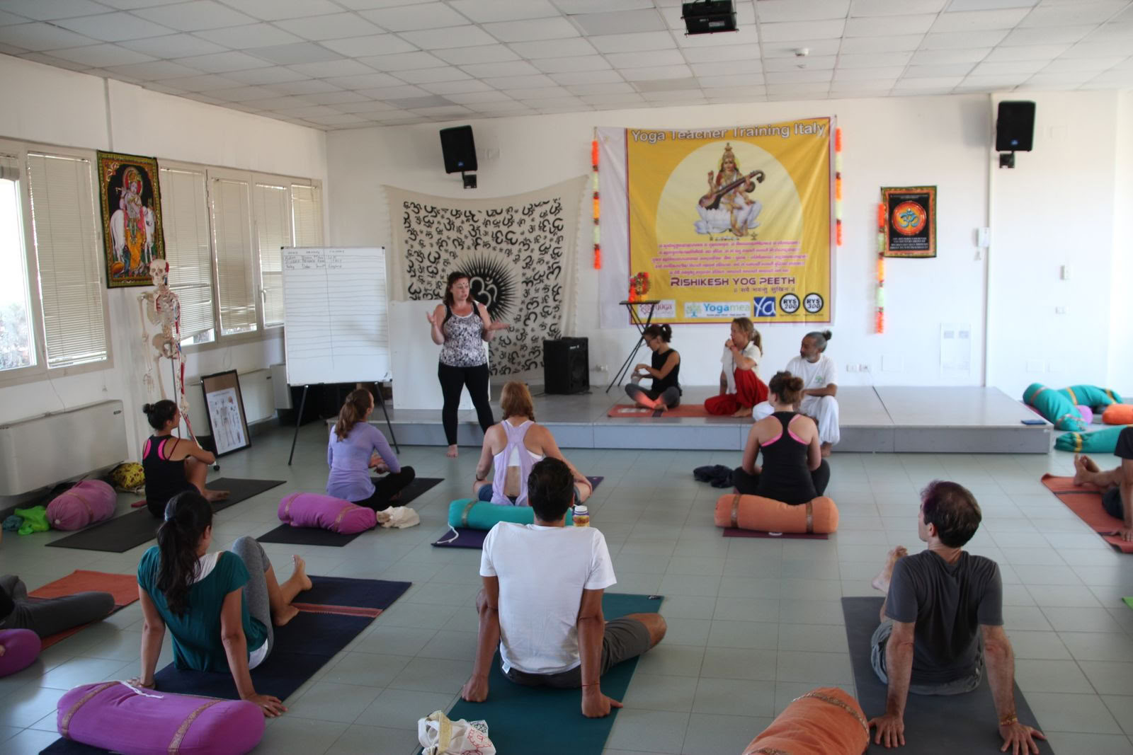Formazione Ibrida per Insegnanti di Yoga di 200 Ore