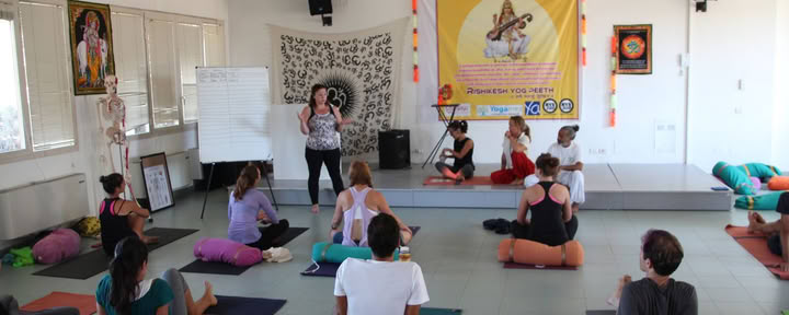 Formazione Ibrida per Insegnanti di Yoga di 200 Ore