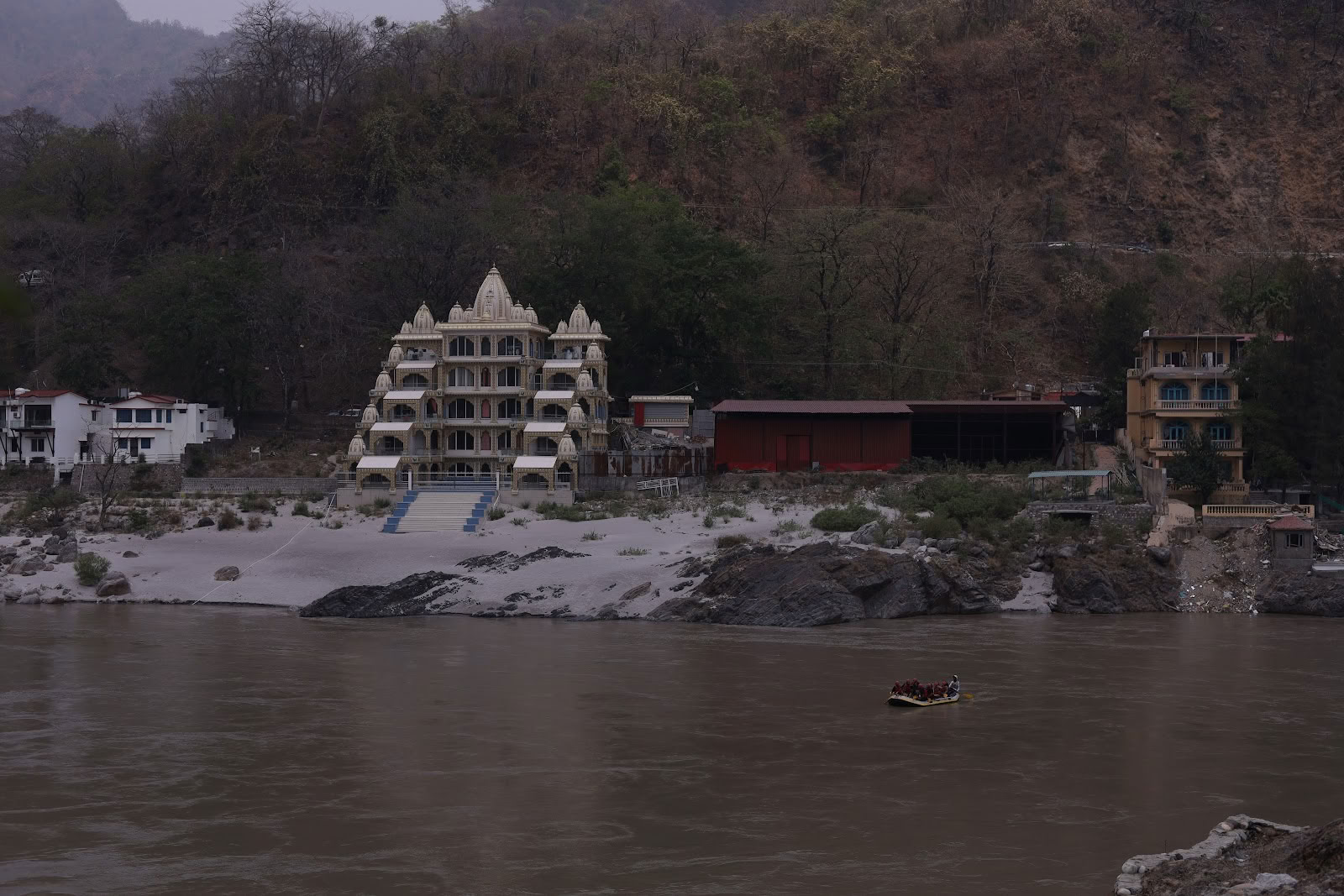 Un istituto di yogi himalayano a Rishikesh