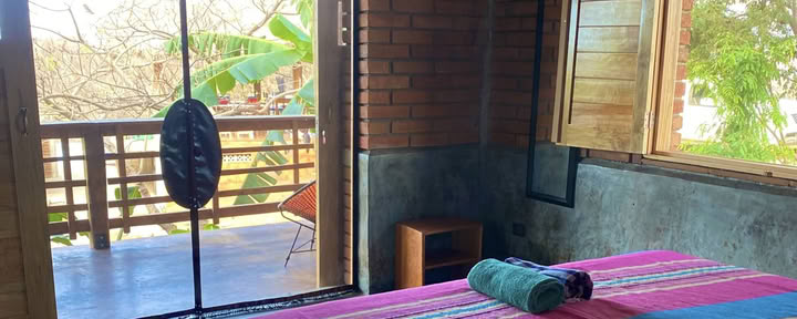 Camera privata al piano terra con letto queen size o king size, bagno in comune e veranda in comune