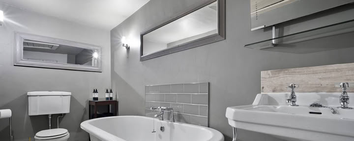Camera doppia di lusso per uso singolo con bagno privato e letto super king size